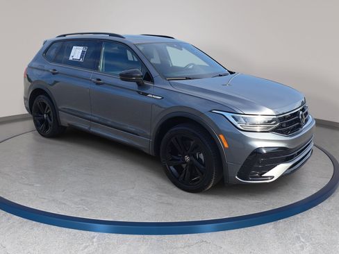 Used 2023 Volkswagen Tiguan SE R-Line FWD image 3