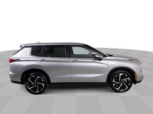 Used 2024 Mitsubishi Outlander SE image 9