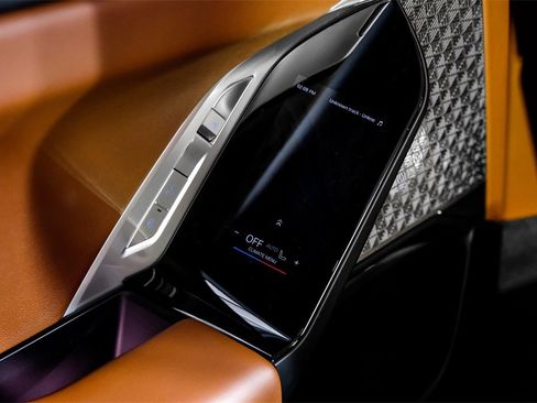 Used 2023 BMW 760i xDrive w/ Executive Package image 48