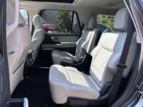 Used 2025 Ford Expedition Platinum w/ Driver's Package AWD/4WD image 15