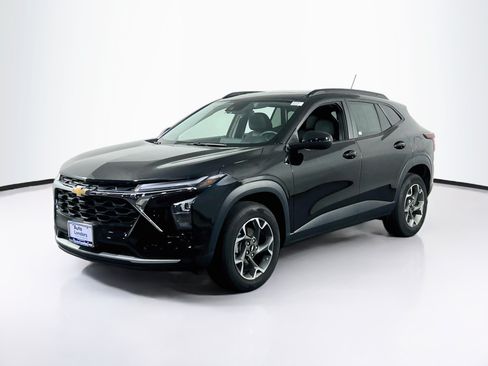 Used 2024 Chevrolet Trax LT w/ Sunroof Package FWD image 1