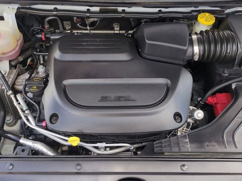Used 2023 Chrysler Pacifica Touring-L FWD image 15