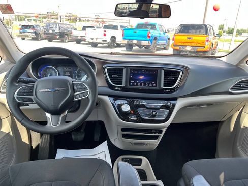 Used 2018 Chrysler Pacifica L FWD image 14