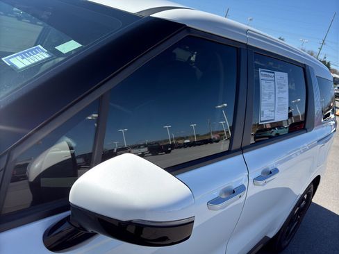 Used 2025 Kia Carnival image 14