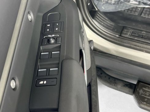 Used 2025 Land Rover Defender 110 X-Dynamic SE image 17