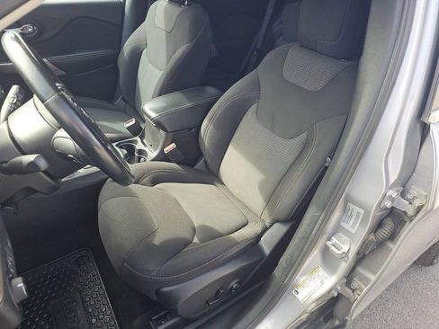 Used 2017 Jeep Cherokee Latitude w/ Comfort/Convenience Group AWD/4WD image 6