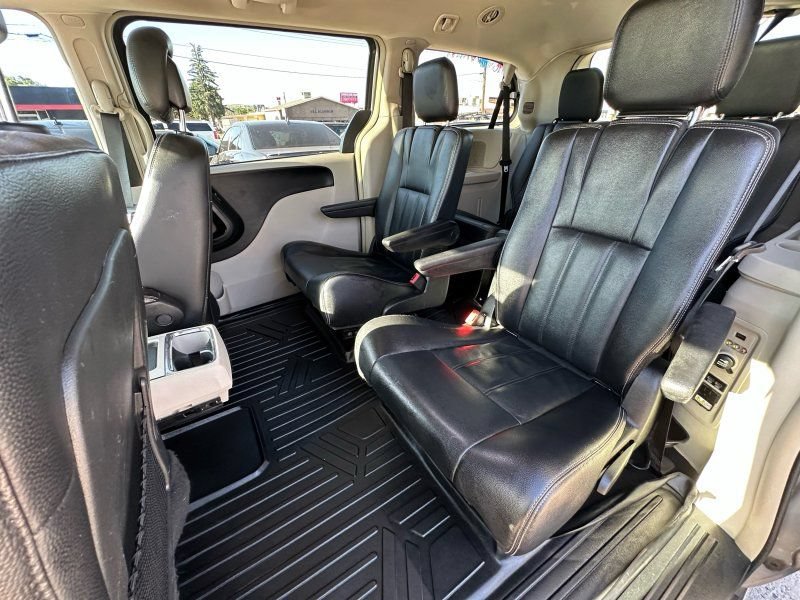Used 2014 Chrysler Town & Country Touring FWD image 13