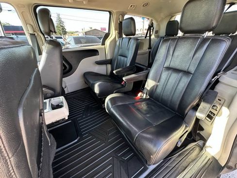 Used 2014 Chrysler Town & Country Touring FWD image 13