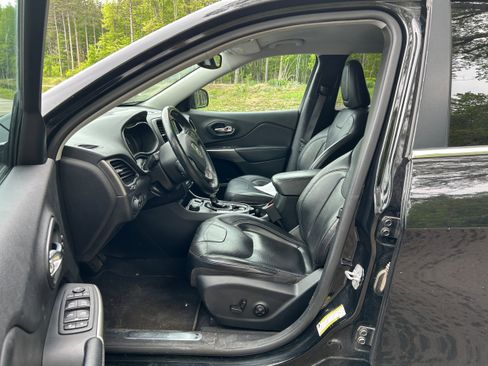 Used 2019 Jeep Cherokee Limited AWD/4WD image 4