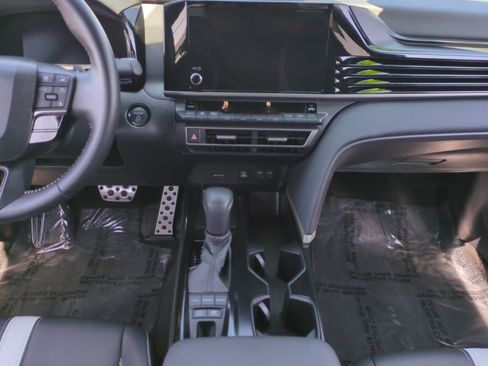 Used 2025 Toyota Camry SE FWD image 11