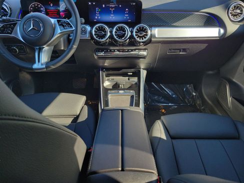 Used 2025 Mercedes-Benz GLB 250 image 9