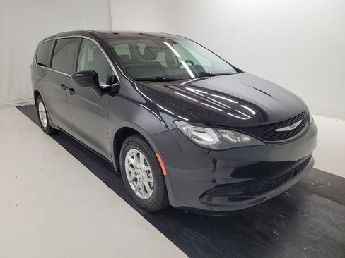Used 2023 Chrysler Voyager LX FWD image 13