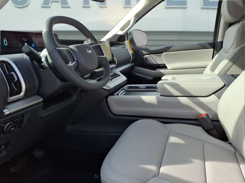 New 2026 Ford Expedition Active image 10