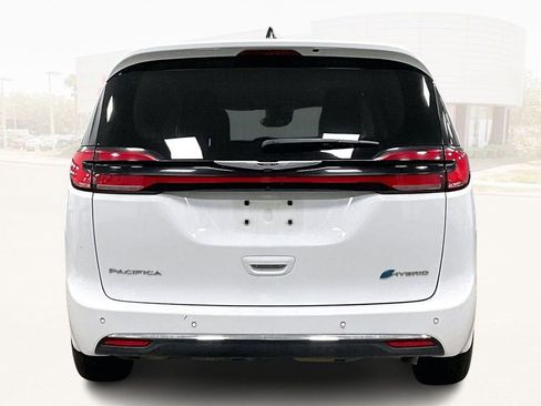 Used 2024 Chrysler Pacifica Select image 5