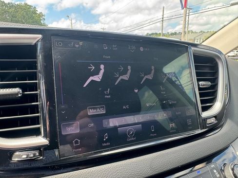 Used 2023 Chrysler Pacifica Touring-L FWD image 29