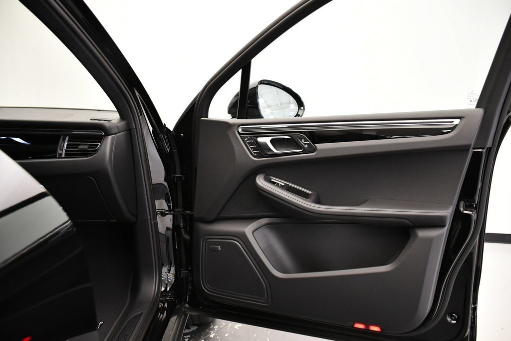 Certified 2026 Porsche Macan AWD/4WD image 48