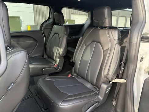 New 2026 Chrysler Pacifica Select FWD image 17
