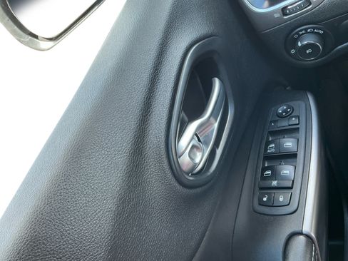 Used 2019 Jeep Cherokee Latitude w/ Popular Appearance Group AWD/4WD image 17