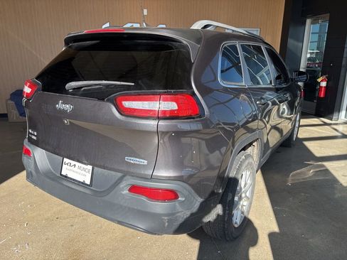 Used 2016 Jeep Cherokee Latitude w/ Cold Weather Group image 13