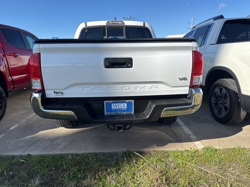 Used 2017 Toyota Tacoma SR5 w/ Tow Package image 5