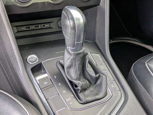 Used 2018 Volkswagen Tiguan SEL Premium image 9