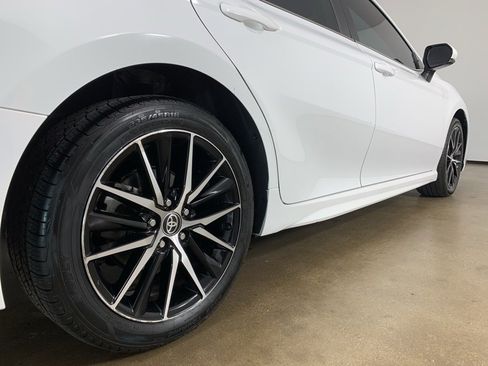 Used 2023 Toyota Camry SE image 9