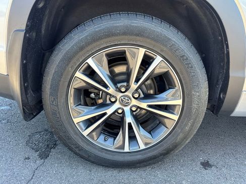Used 2017 Toyota Highlander Plus AWD/4WD image 9