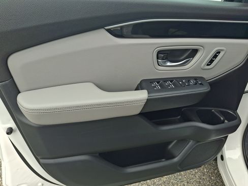 Used 2025 Honda Pilot EX-L image 13