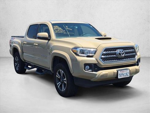 Used 2017 Toyota Tacoma TRD Sport AWD/4WD image 3