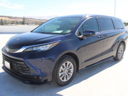 Certified 2022 Toyota Sienna LE FWD image 6
