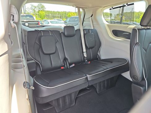 Used 2023 Chrysler Pacifica Limited w/ Uconnect Theater Family Group image 12