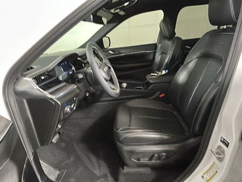 Used 2023 Jeep Grand Cherokee Overland AWD/4WD image 13