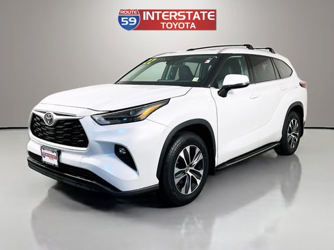 Used 2022 Toyota Highlander XLE AWD/4WD image 3