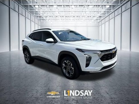 Used 2025 Chevrolet Trax LT FWD image 3