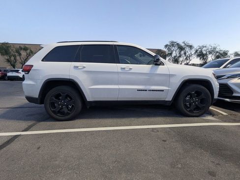 Used 2020 Jeep Grand Cherokee Laredo RWD image 3