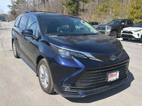 Used 2025 Toyota Sienna XLE w/ XLE Plus Package image 3