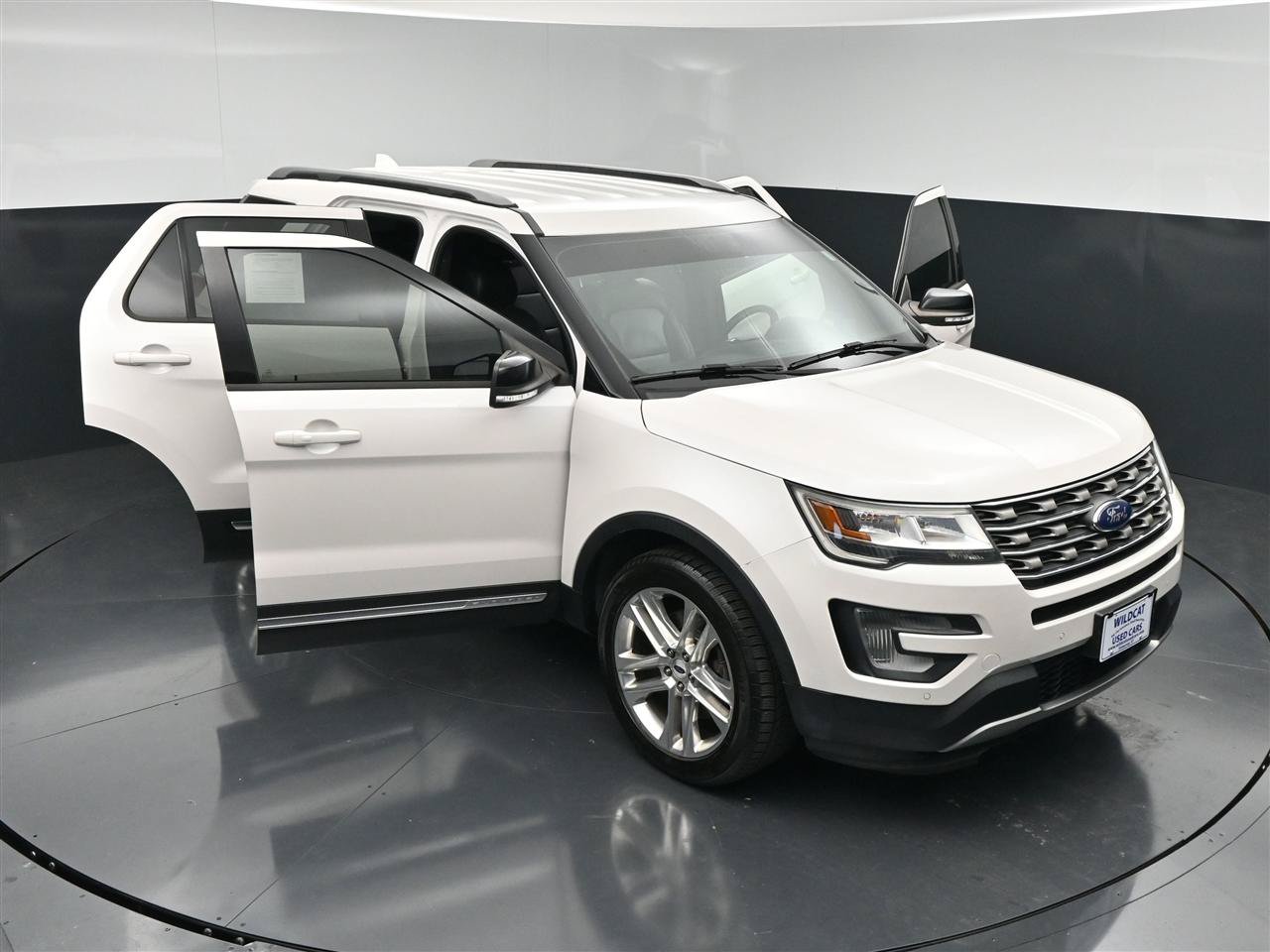 Used 2017 Ford Explorer XLT w/ Equipment Group 202A AWD/4WD image 35