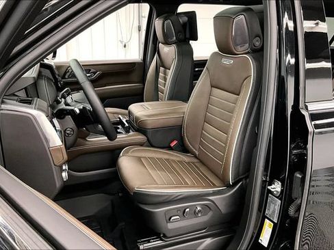 Used 2025 GMC Yukon XL Denali Ultimate w/ LPO, Floor Liner Package AWD/4WD image 24