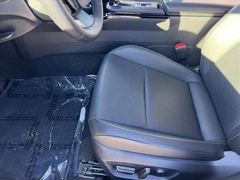 Used 2025 Toyota Prius XLE image 10