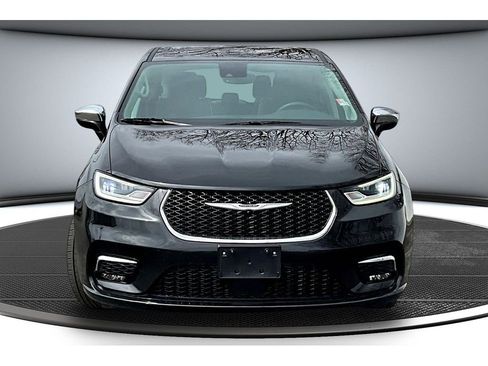 Used 2023 Chrysler Pacifica Limited FWD image 4