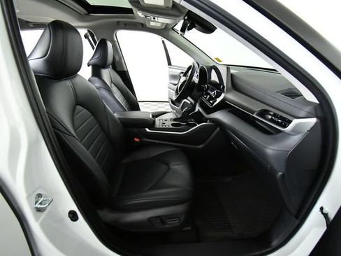 Used 2023 Toyota Highlander XLE image 22