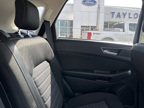 Used 2018 Ford Edge SE image 14