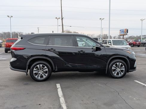 Certified 2023 Toyota Highlander XLE image 9