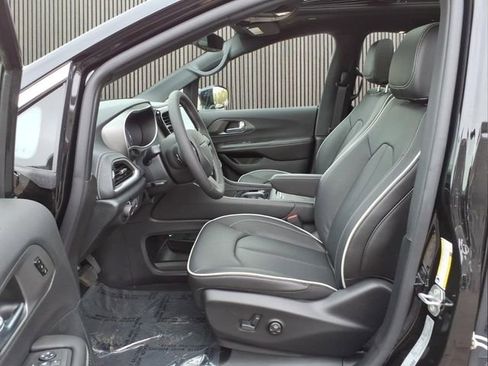 New 2027 Chrysler Pacifica Limited AWD/4WD image 5