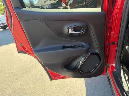 Used 2018 Jeep Renegade Altitude image 14