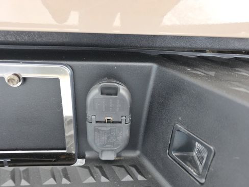 Used 2021 Nissan Titan PRO-4X w/ Pro-4x Convenience Package image 16