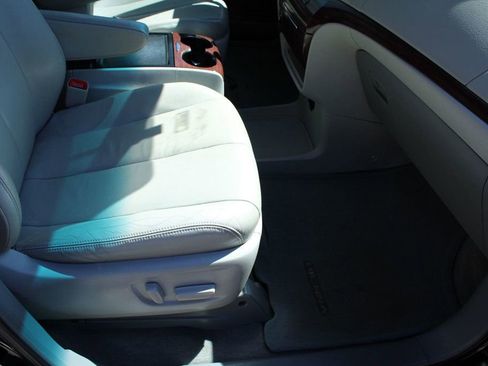 Used 2012 Toyota Sienna XLE image 27