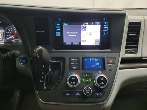 Used 2017 Toyota Sienna XLE image 21