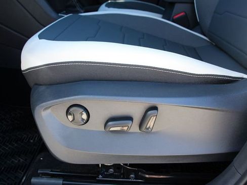 New 2026 Volkswagen Taos SE image 15