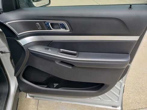 Used 2017 Ford Explorer XLT w/ XLT Technology Feature Bundle AWD/4WD image 21